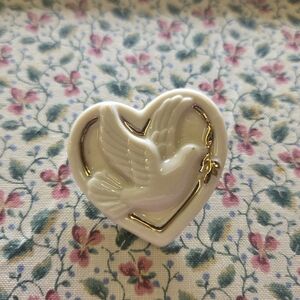 LENOX‎ Porcelain Peace Dove/Heart Pin, Gold Tone Accents